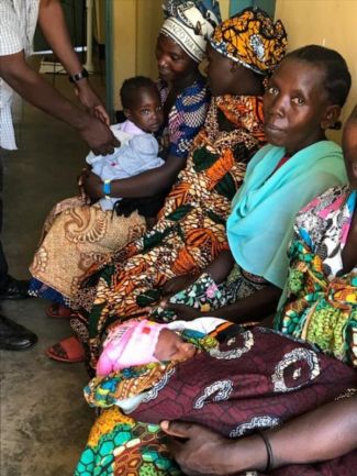 Mothers_in_the_waiting_room_at_Kibogoizi_Dispensary