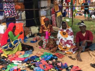 Waiting_for_customers_at_Nyaishozi_market